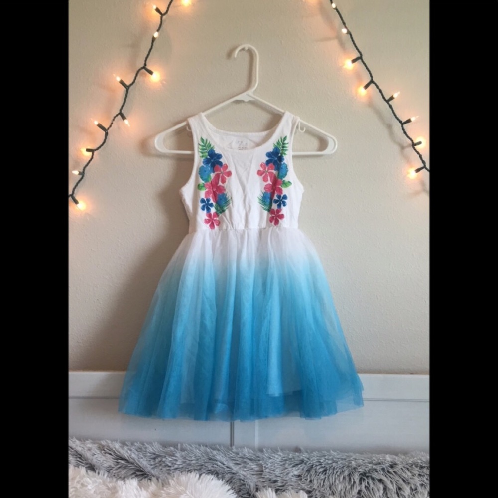 Ombré blue dress with a floral pattern.🌺🌸